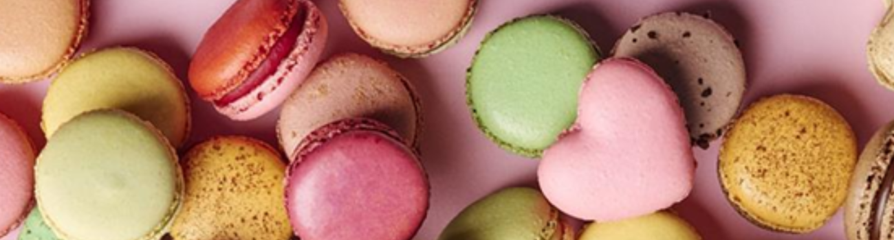 Assortiment de macarons colorés fabriqués par PM Sweet à Thimister
