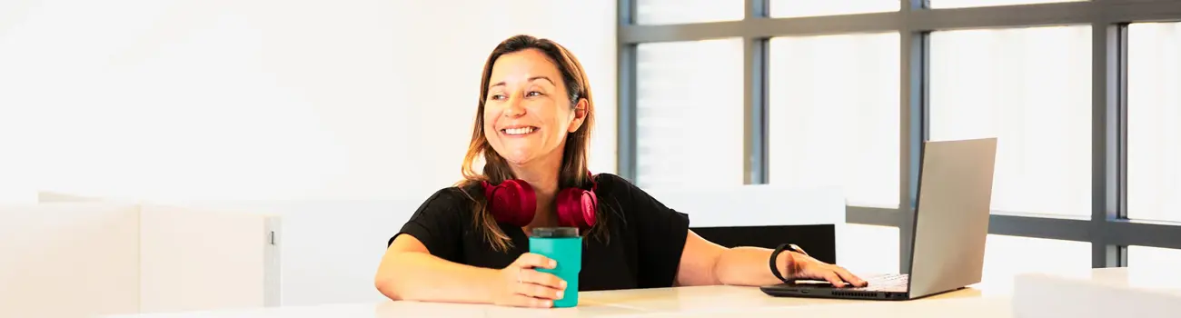 Werken bij N-Allo - Beeld van collega aan het werk - Headerbanner.webp